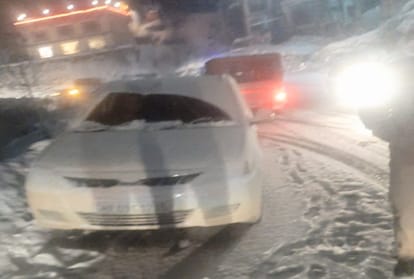 Snowfall in Kufri, traffic disrupted for upper Shimla