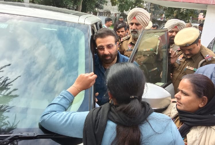 BJP MP Sunny Deol reached Gurdaspur for Meeting