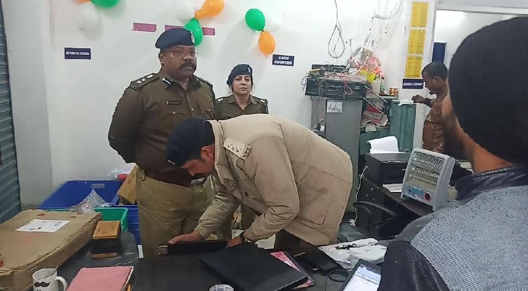 Haridwar: 12 lakh rupee and goods stolen from amazon warehouse
