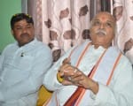 पत्रकार वार्ता करते डॉ. प्रवीण तोगडिया।