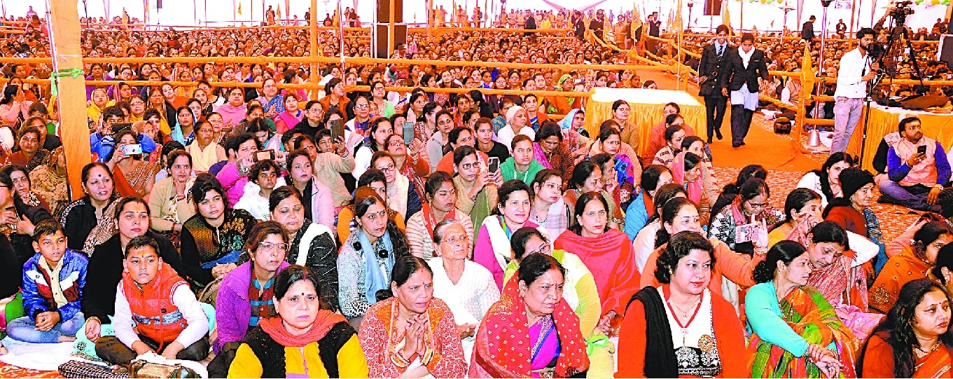 जया किशोरी की कथा में मौजूद श्रोता।
