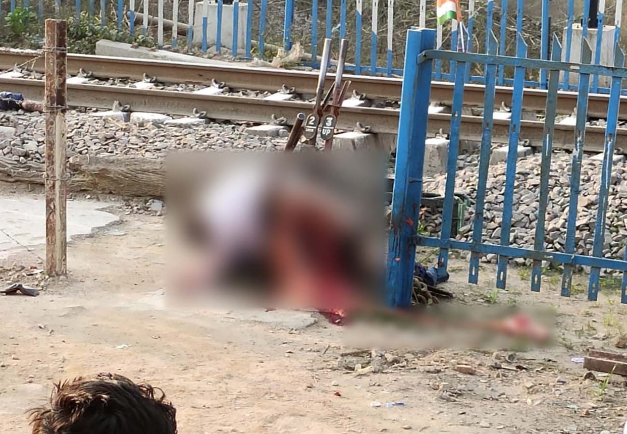 young man jumped from a moving train died in kanpur dehat