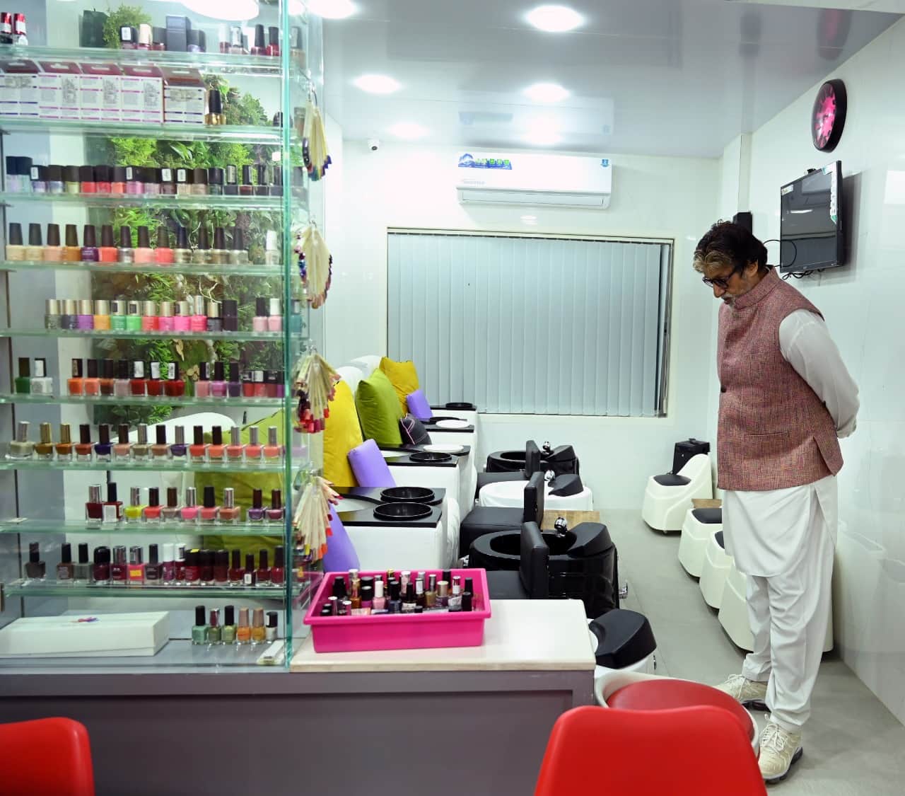 Amitabh Bachchan gave surprise to his makeup artist