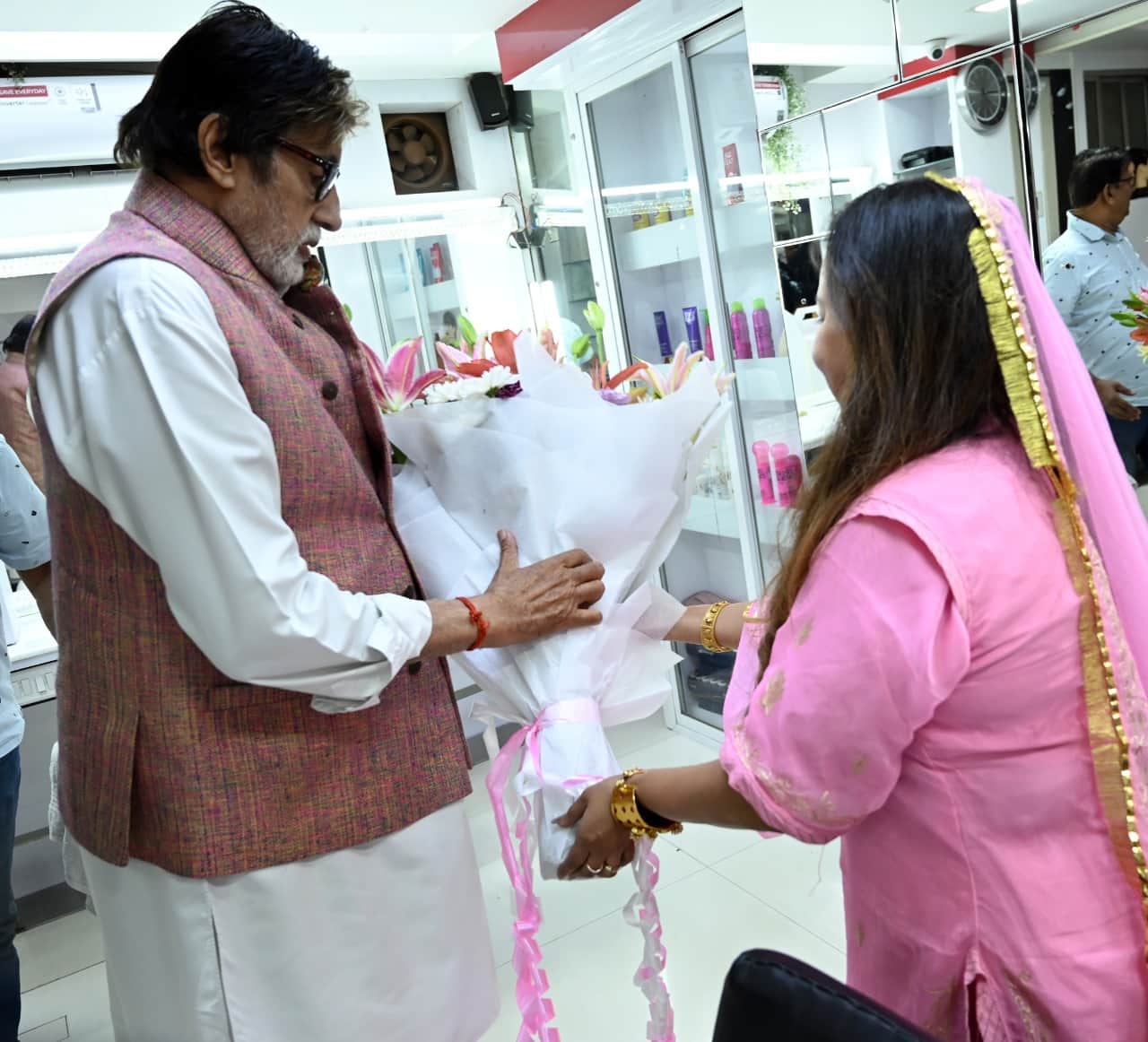 Amitabh Bachchan gave surprise to his makeup artist