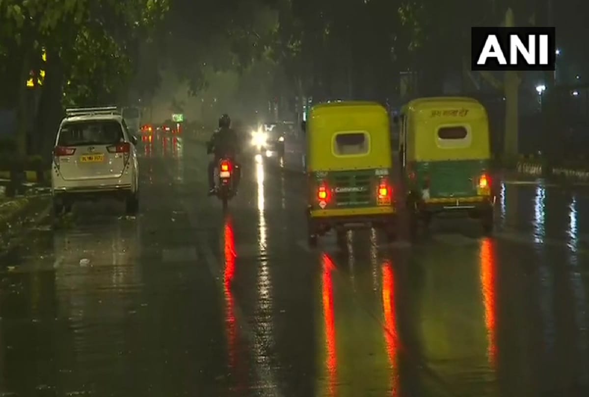 Rain lashes parts of city in Delhi