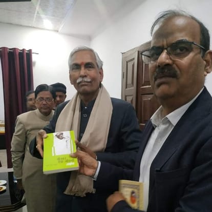 शिब्ली कालेज में आयोजित पुस्तक मेले में लेखक बल्देव भाई शर्मा के साथ डीएम एनपी सिंह।
