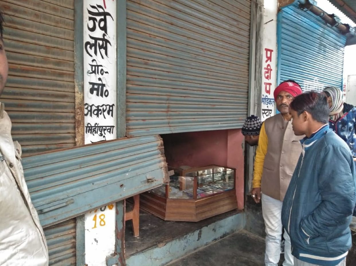 Shutter cut bullion goods worth six lakhs from shop