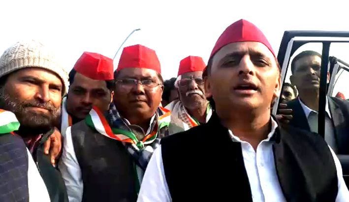 teen bajat pesh hone ke baad bhee adhoore pade vikaas kaary-akhilesh yaadav