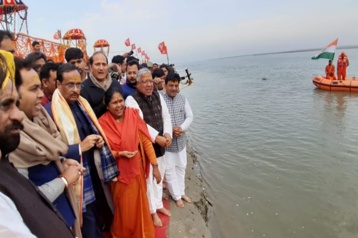Ganga yatra in pictures, Deputy Cm dinesh sharma worship at ganga ghat makhdumpur