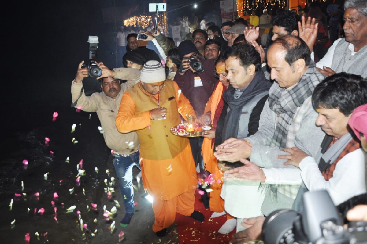 Ganga yatra in pictures, Deputy Cm dinesh sharma worship at ganga ghat makhdumpur