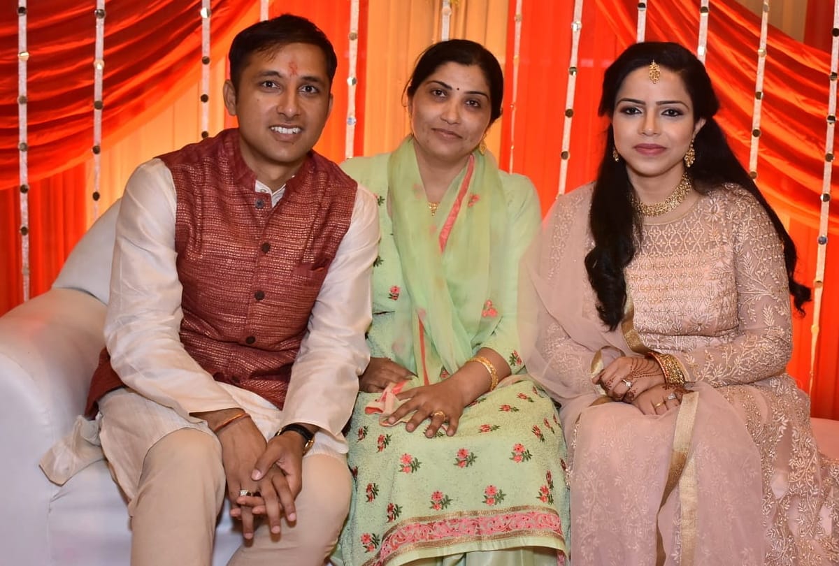 IAS couple help to Poor people in Lockdown due to Coronavirus in Gorakhpur
