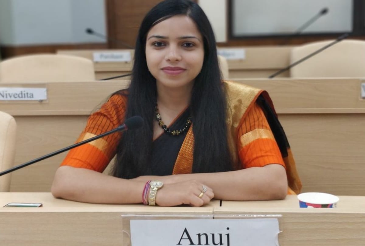 Know about IAS anuj malik story in gorakhpur