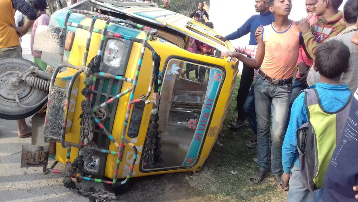 School Tempo overturned at turn, six children injured
