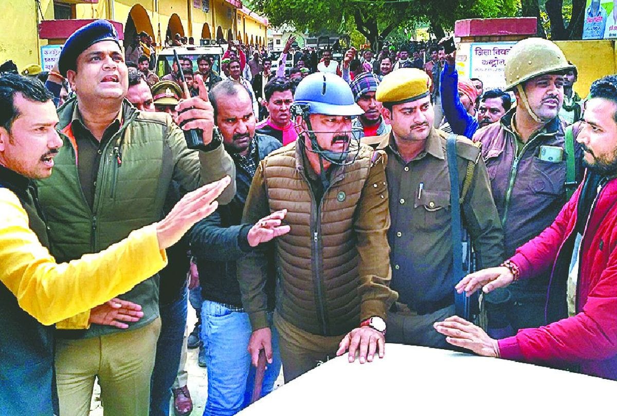 BKU farmers creates ruckus at collectorate etah