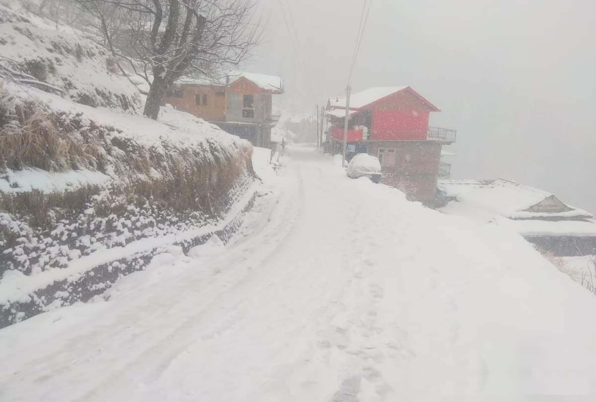 heavy snowfall recorded in himachal road blocked, passanger rescued