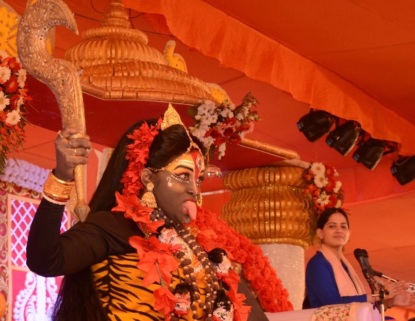जया किशोरी की कथा में मां काली के एक भाव का मंचन करती कलाकार।