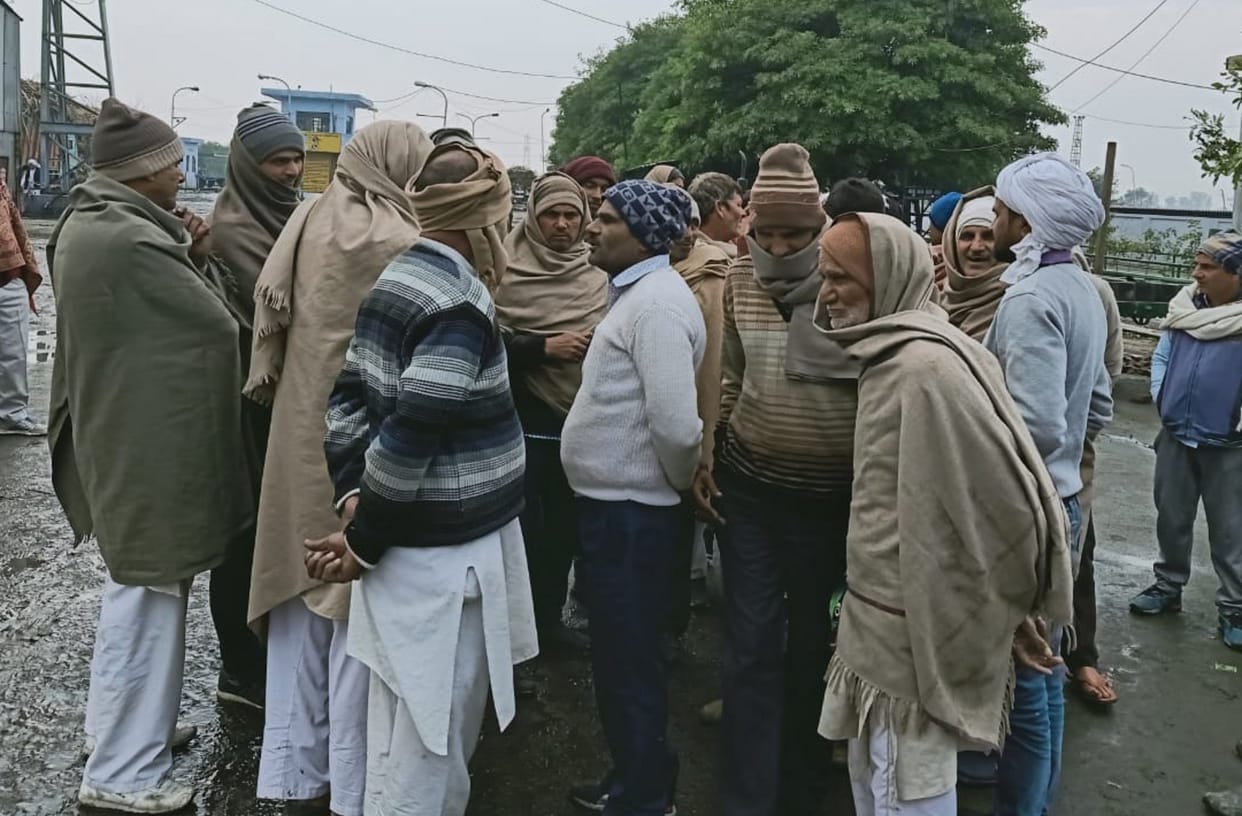 Sugarcane crushing remained closed for two hours due to the commotion of employees