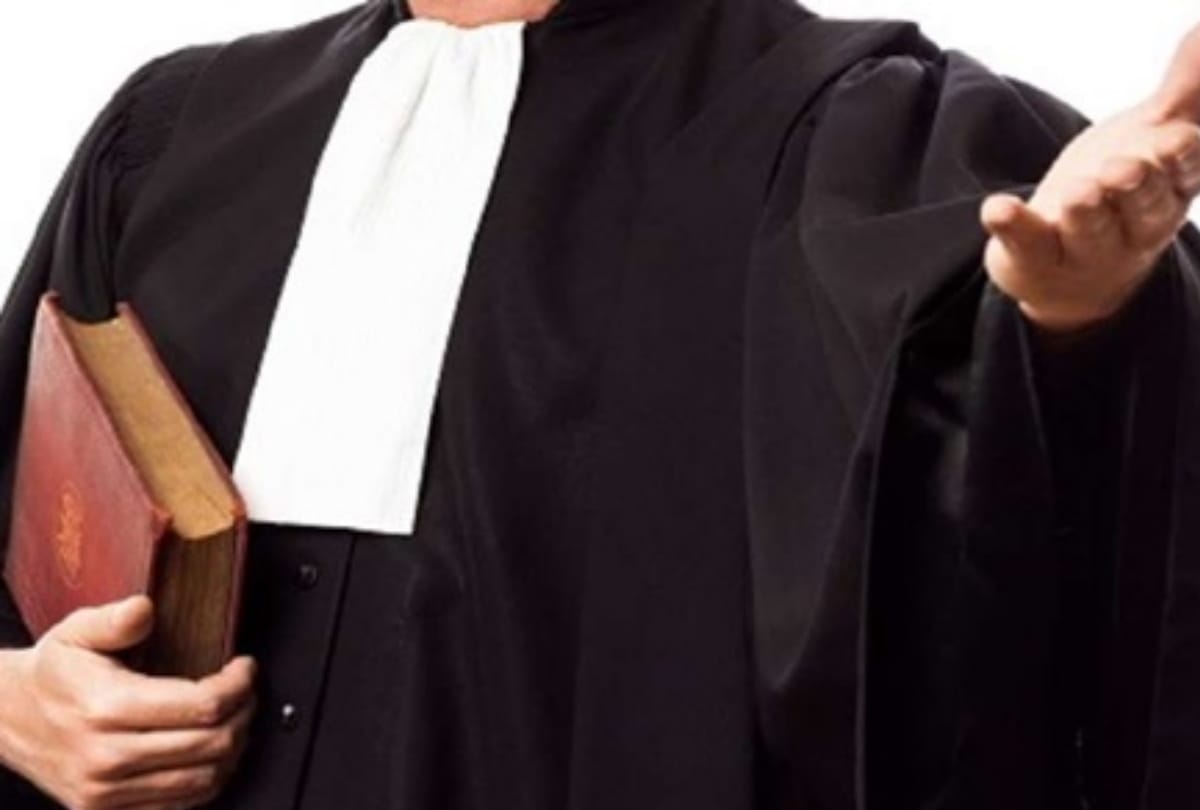 know why do lawyers wear black coat