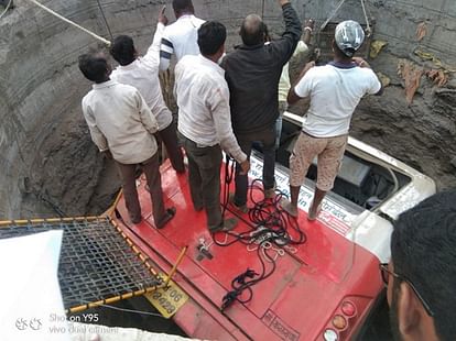 Roadways bus and rickshawfall into well after collision in nashik, many people dead