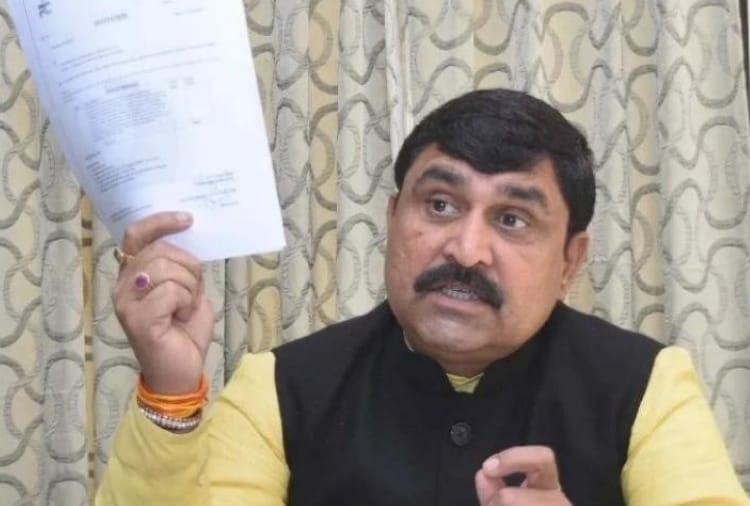 MLA Balraj Kundu gives complaint to Anil Vij against Manish Grover