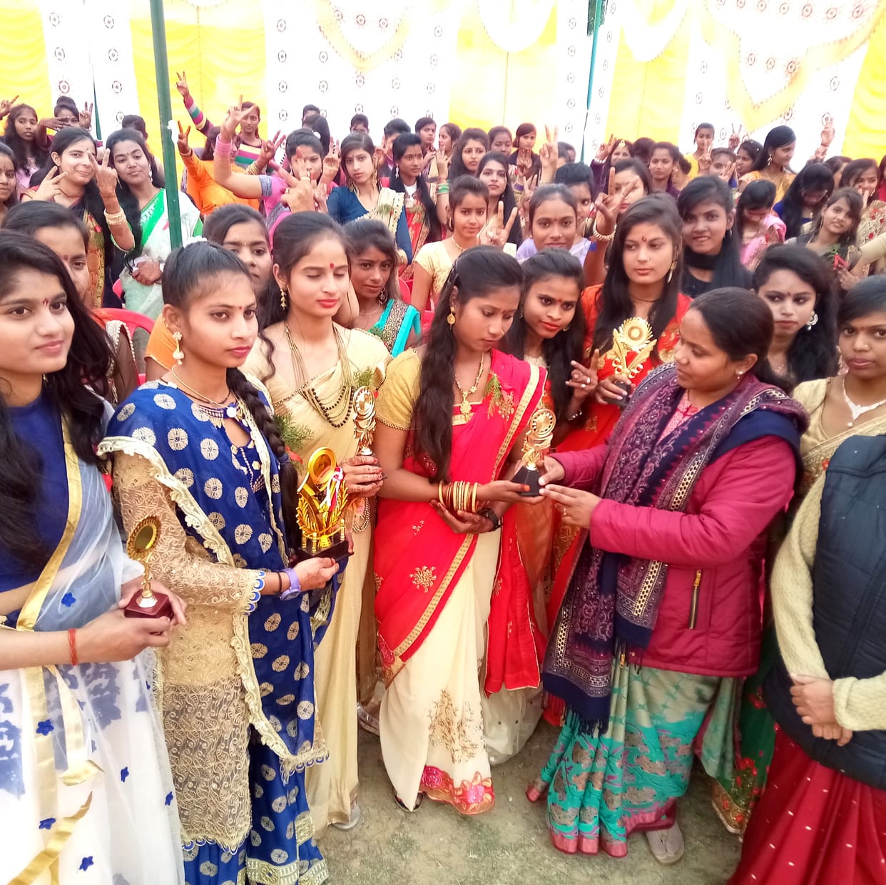 Nargish Qureshi received the Vidyalaya Ratna Award