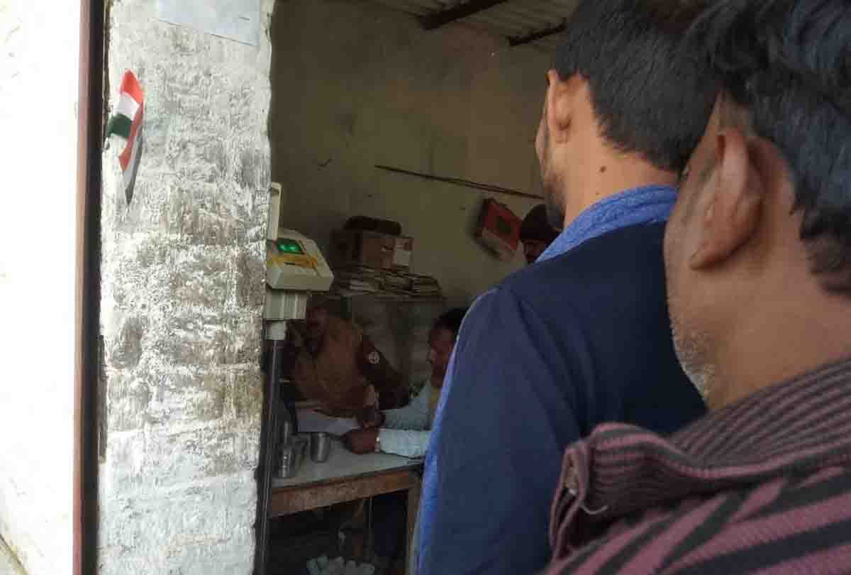 Mad girl in love threw acid on the young man, now sent jail by court