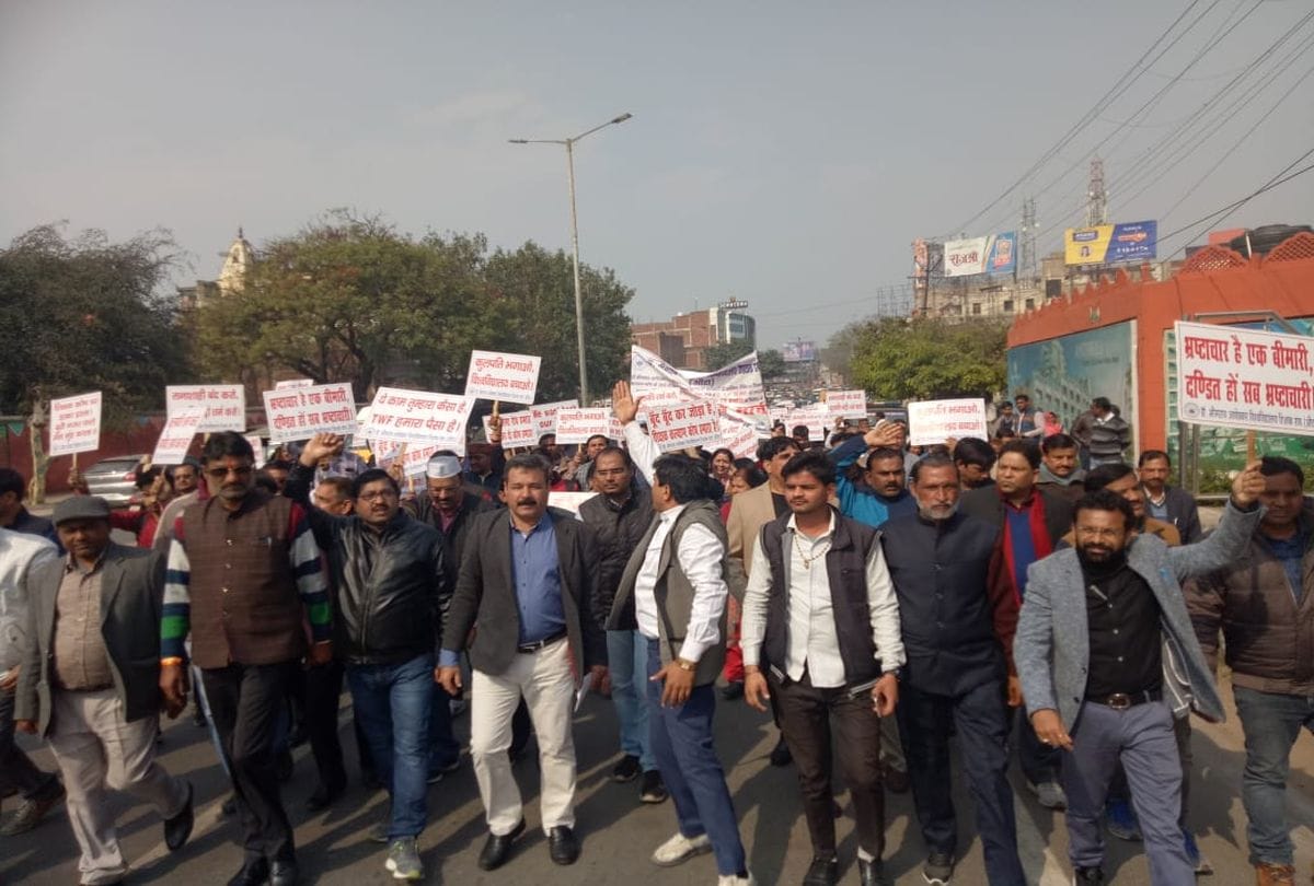 Agra University Teachers protest against the Vice chancellor in Agra