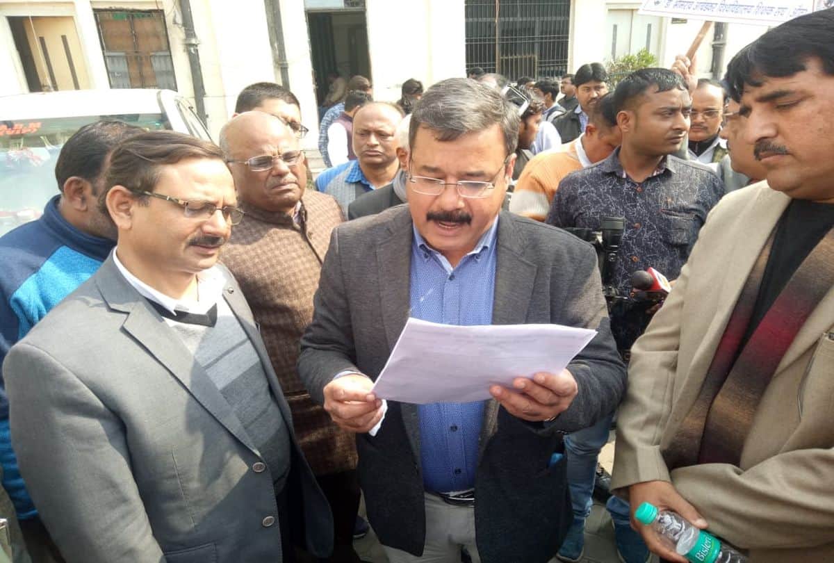 Agra University Teachers protest against the Vice chancellor in Agra