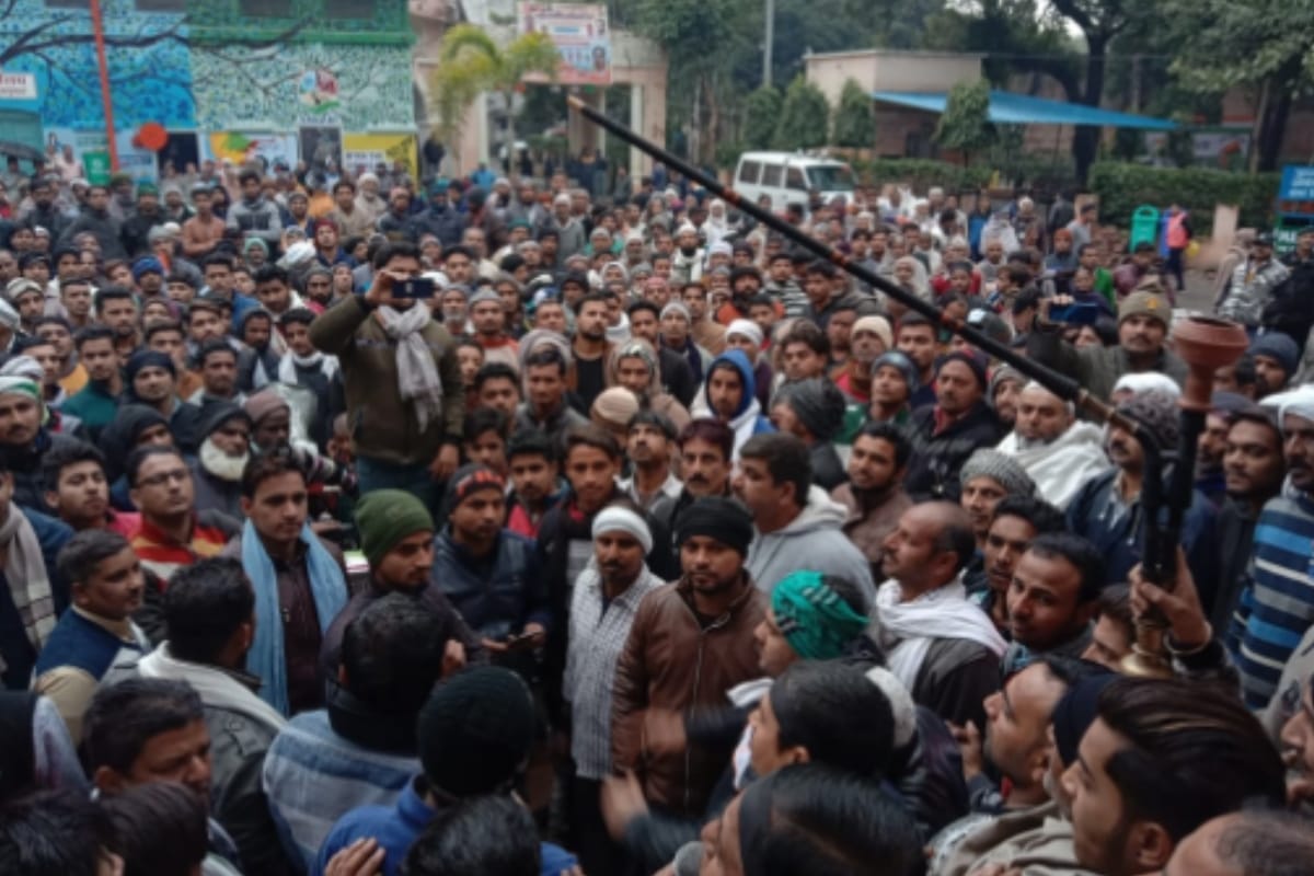 Protest of dairy operators at saharanpur commissioner office