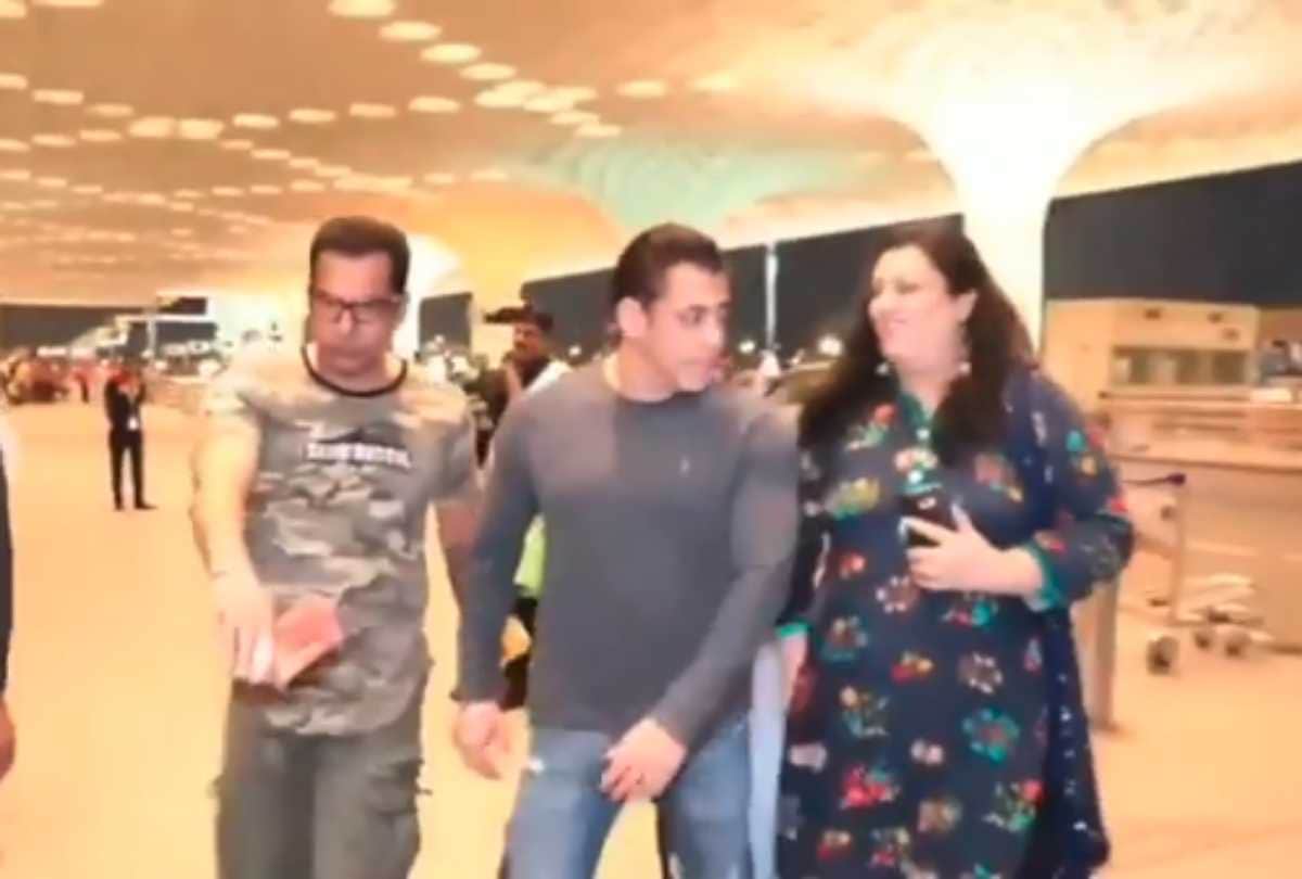 Salman Khan Video: Bollywood Actor Dabangg Khan snatched phone from a fan hand