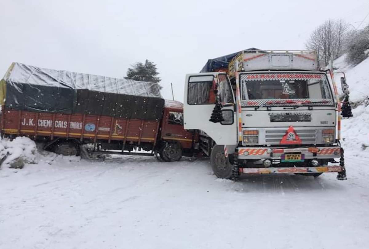 heavy snowfall recorded in himachal road blocked, passanger rescued