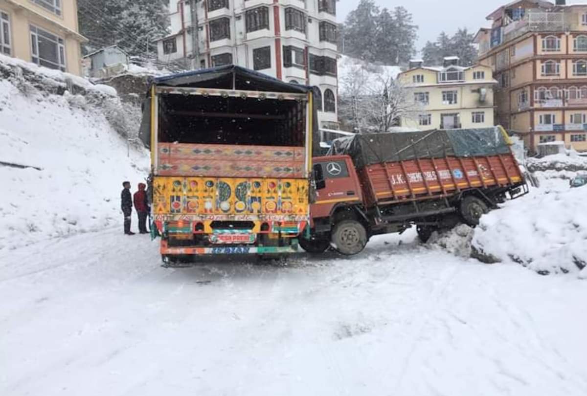 heavy snowfall recorded in himachal road blocked, passanger rescued