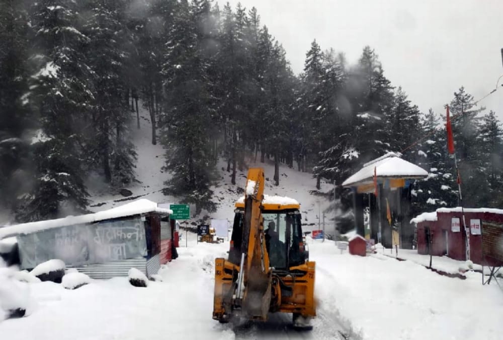 Snowfall in Uttarakhand Hilly Area again today See visuals
