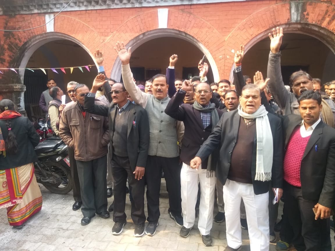 Advocates demonstrated by locking in courts