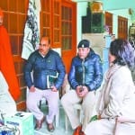 साध्वी से मिलने पहुंचे अधिकारी