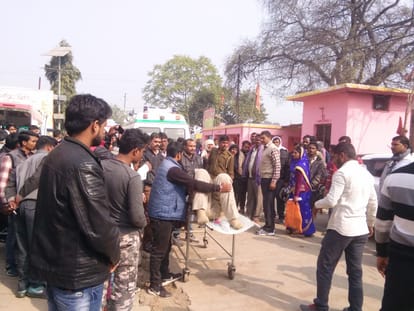Chandauli: Truck collides with PAC vehicle, one dead, seven injured