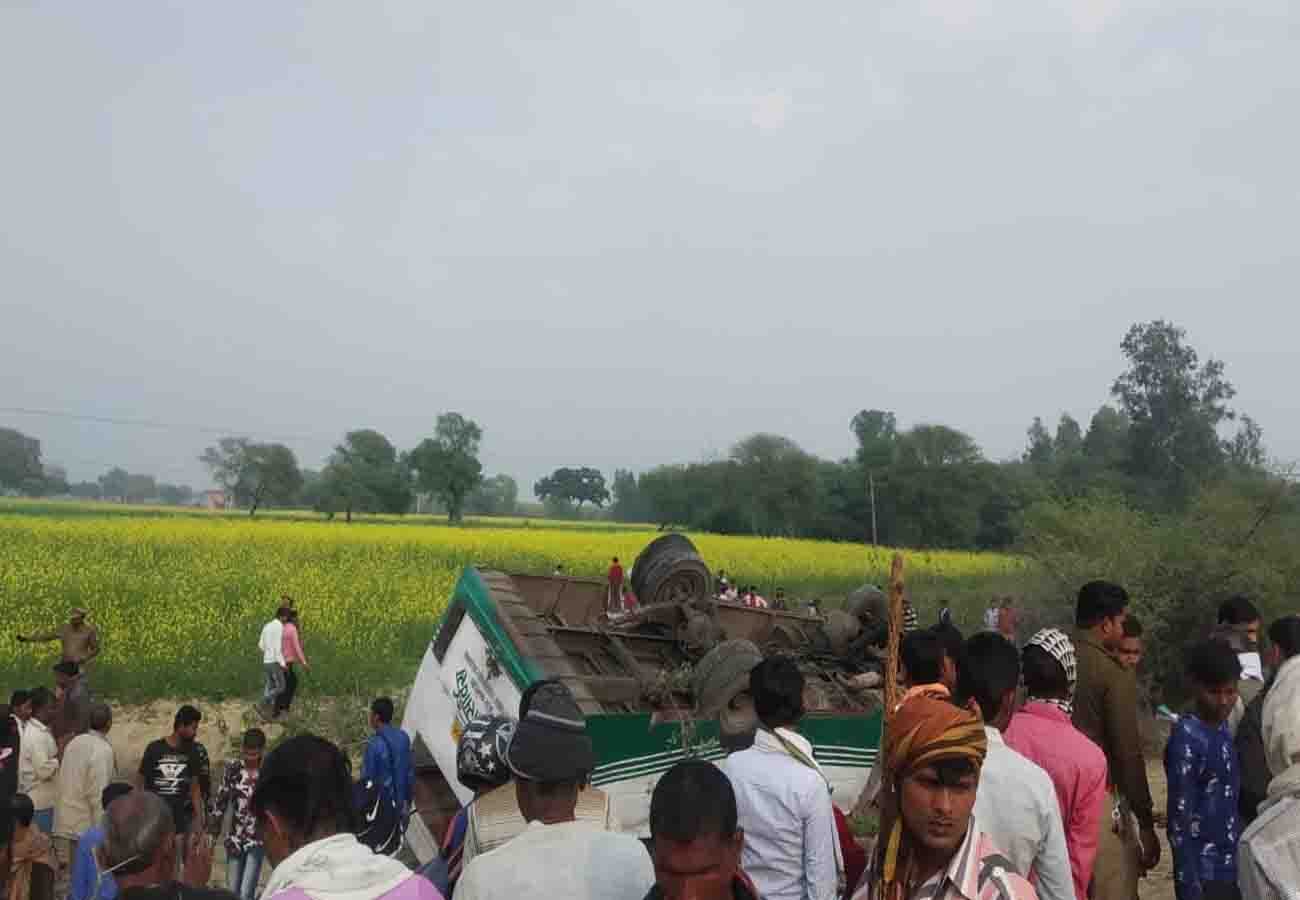 road accident in banda, more than 40 people injured