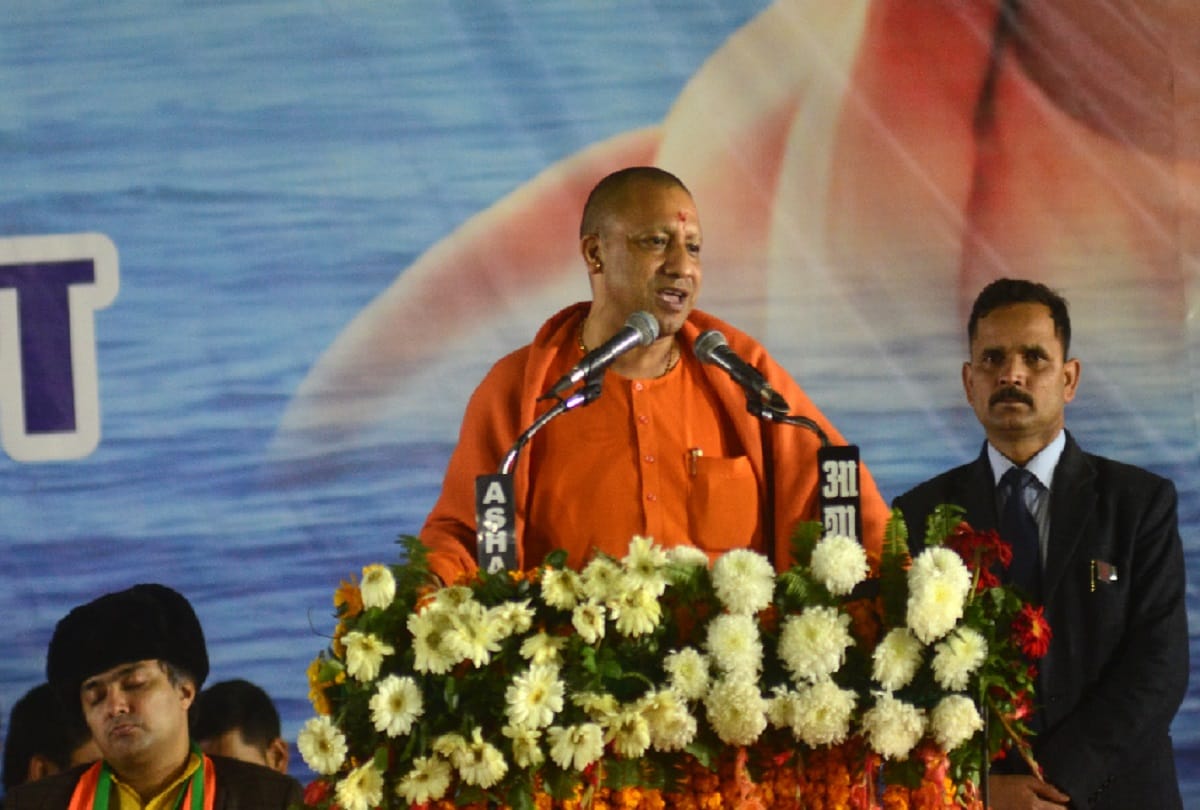 yogi adityanath reached magh mela