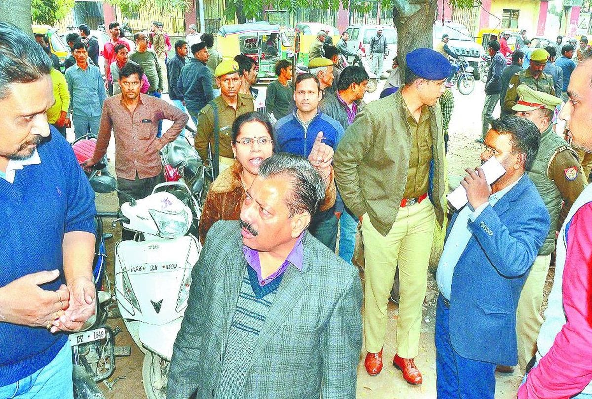 Agra Administration raid On Rto Broker Ran Away From Shop