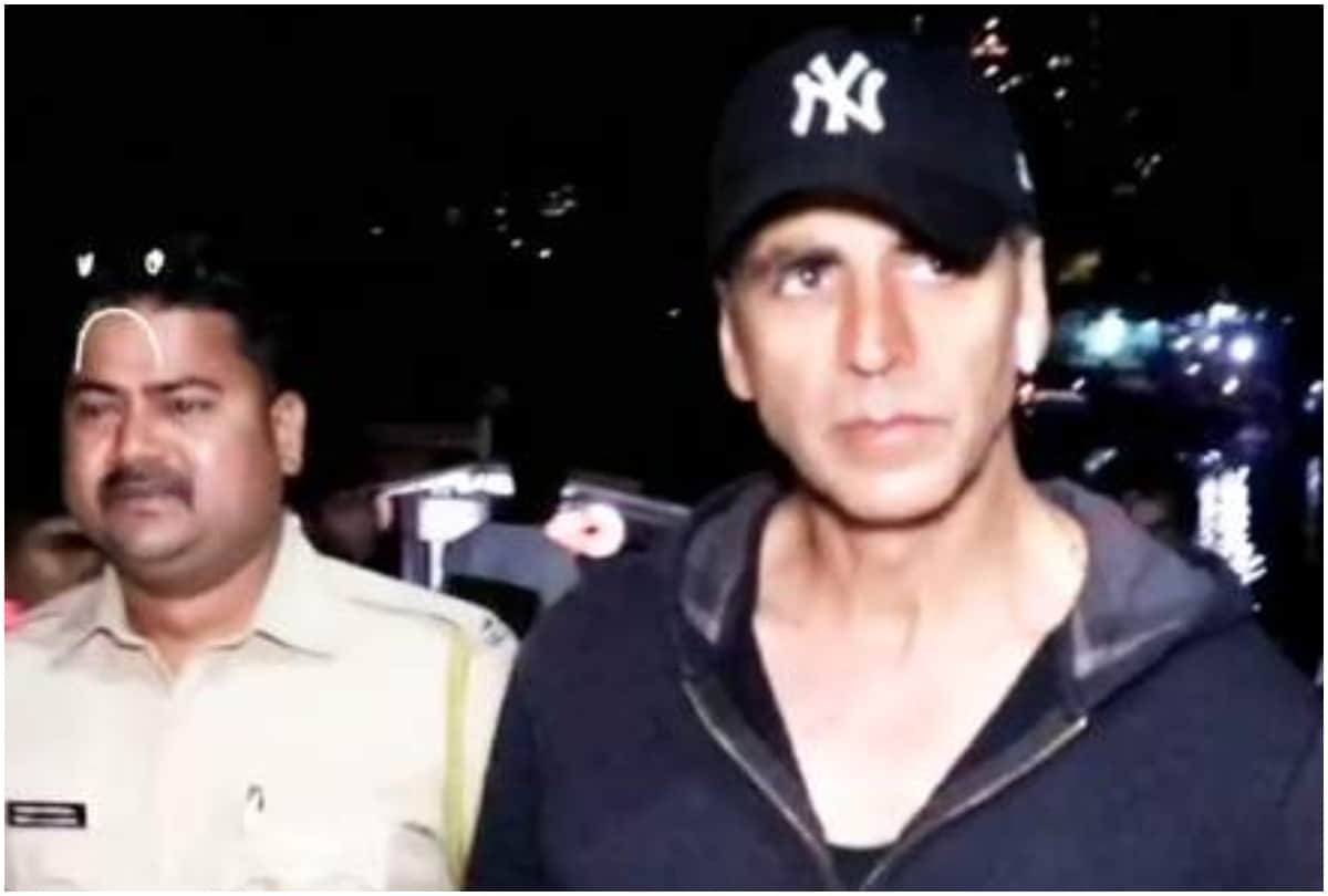 Akshay Kumar tries to run away from Photographers video viral