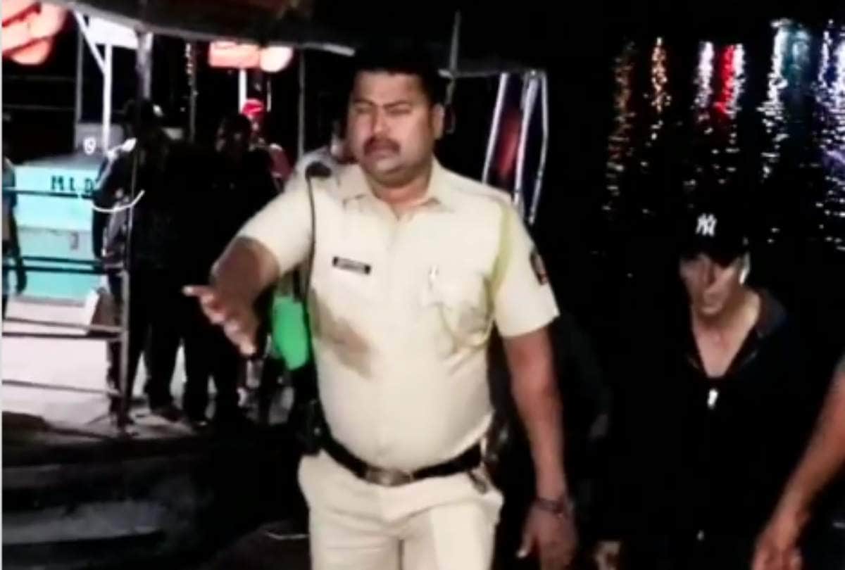 Akshay Kumar tries to run away from Photographers video viral