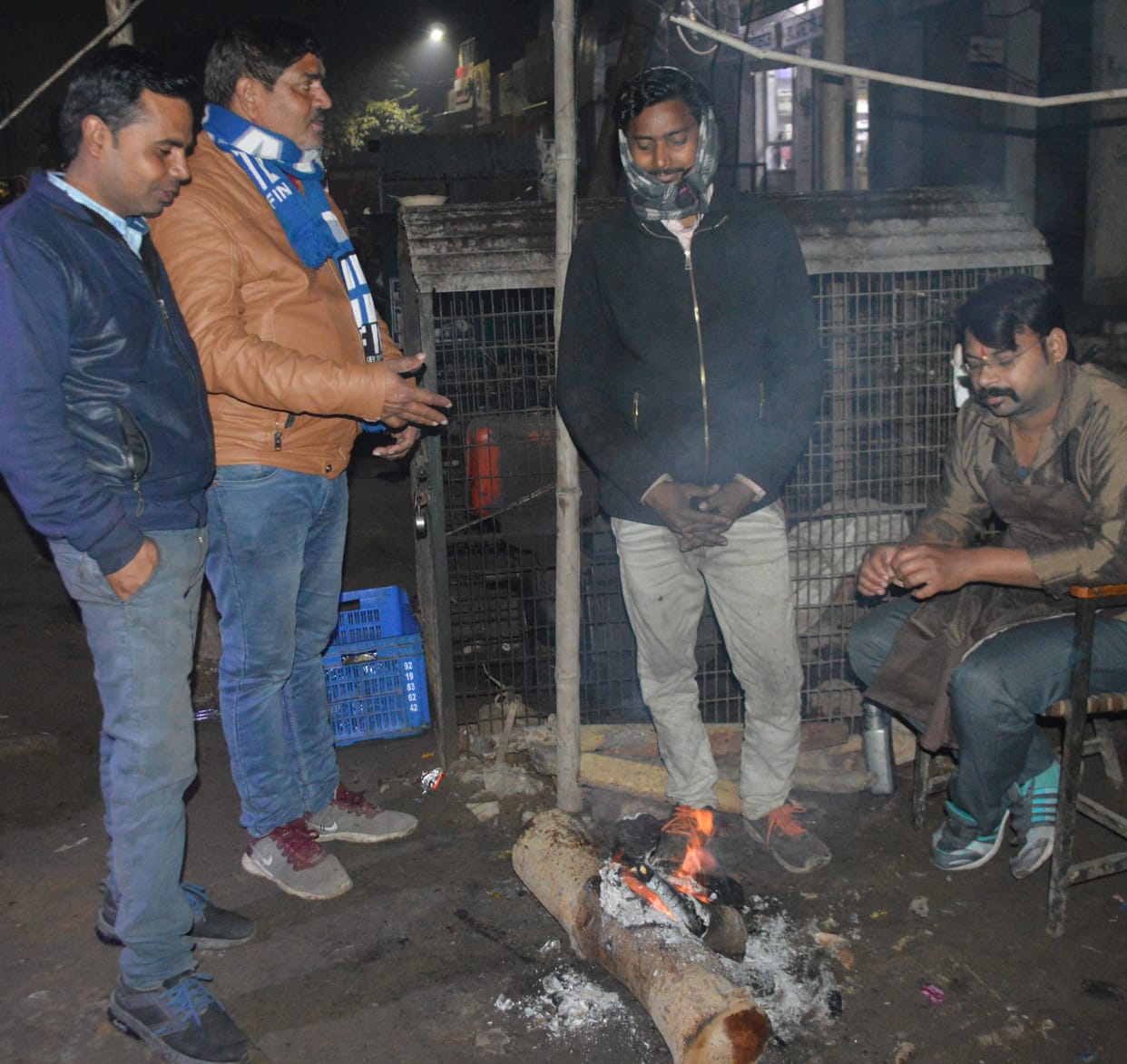 Hathras: Rain and cold wind changed the mood of the weather again