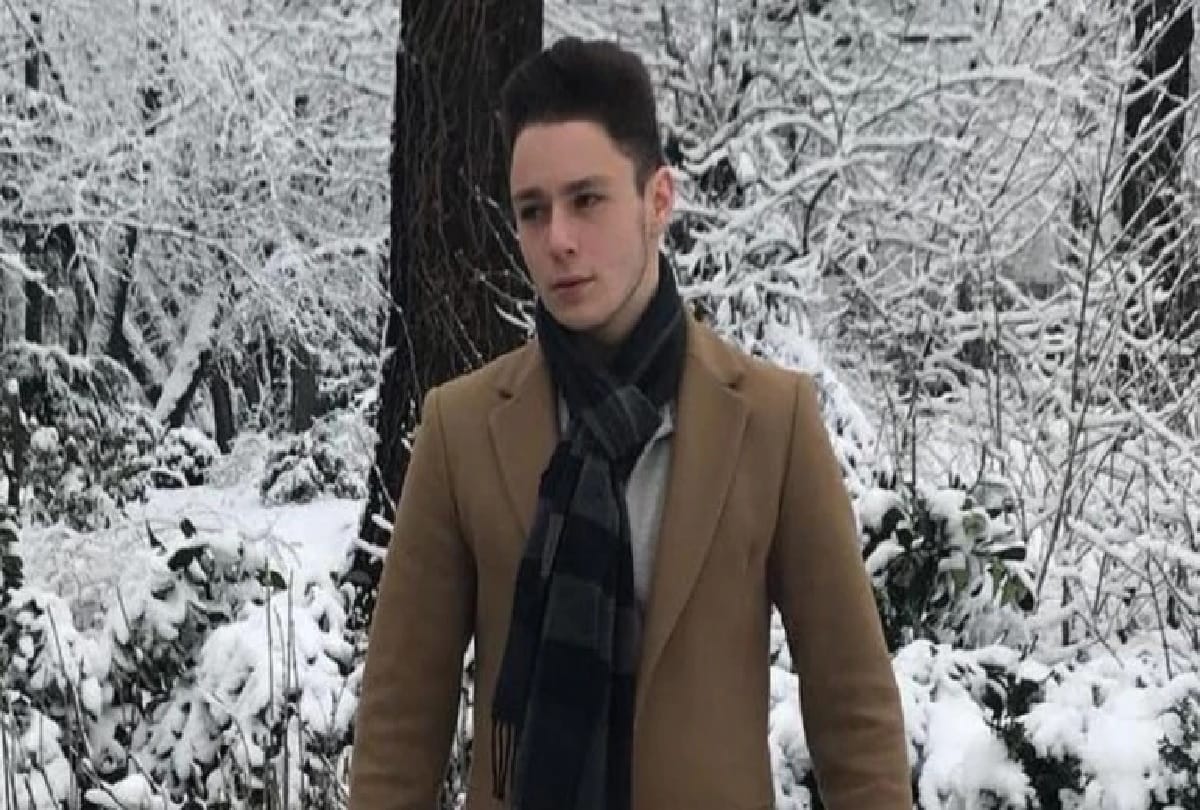 Alexander Fridman Son of a billionaire stays in 500 dollar-a-month apartment, uses subway to work