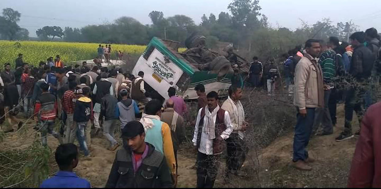 Overload bus fell into ditch, 40 passengers injured