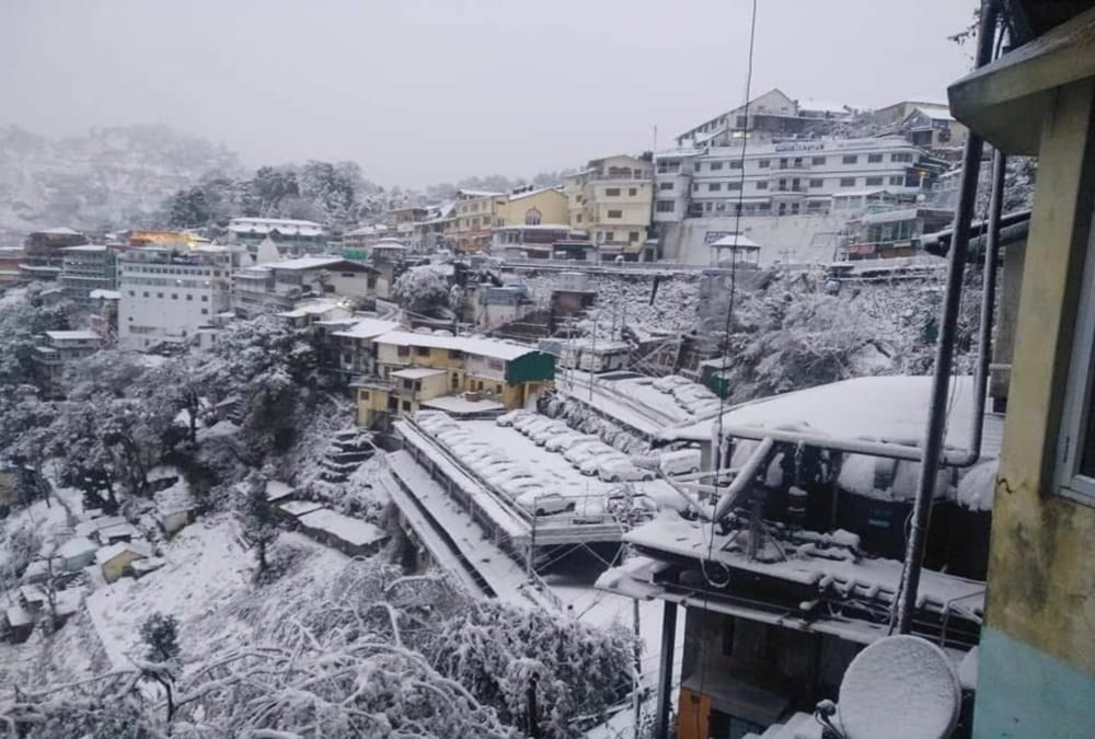 Snow Blanket on Mussoorie and dhanaulti Again, Se Beautiful Visuals