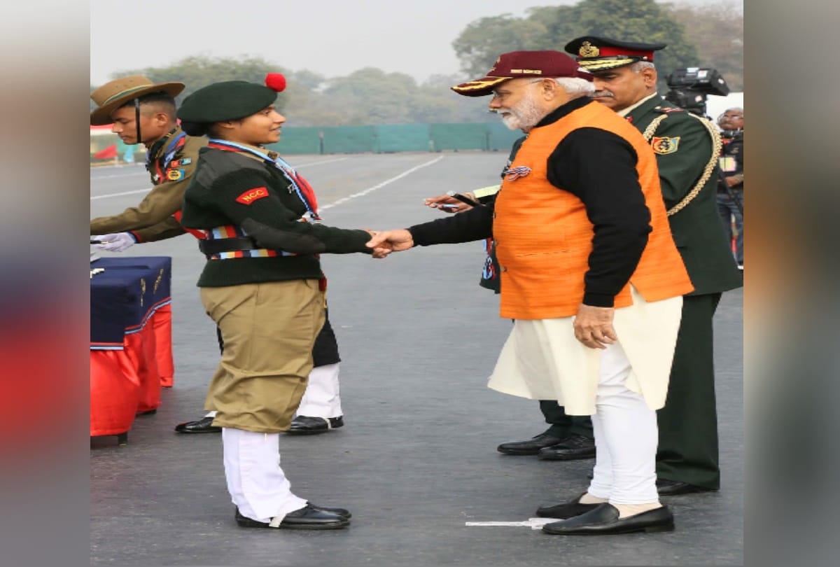 Anushka sharma of Una  becomes best cadet, PM gives gold medal