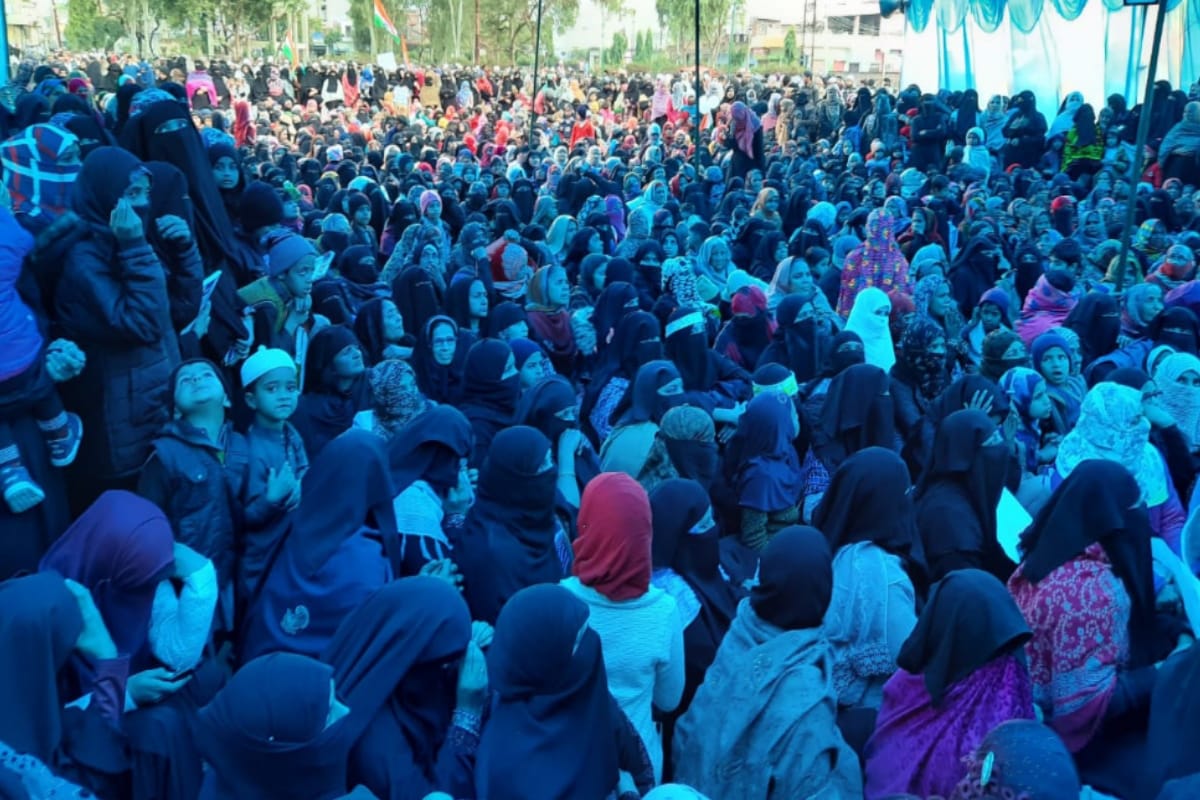 case filed against Munawar rana daughter for spreading chaos in CAA NRC protest