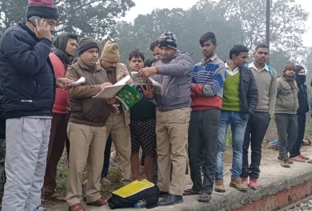 Dead body of student found in Bikapur in Ayodhya.
