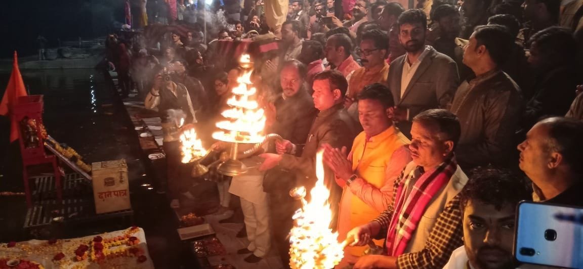 Ganga Aarti in Dalmau on the lines of Kashi, the beauty of the ghats increased with a lamp