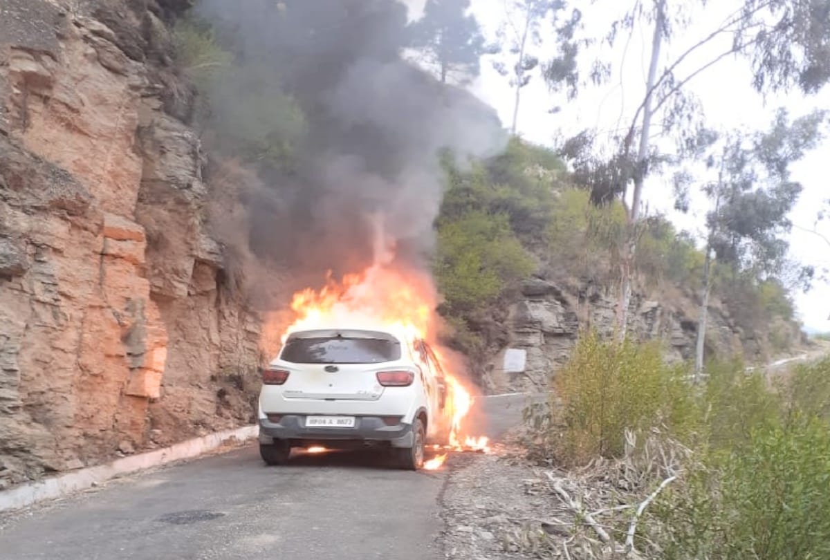 A sudden fire broke out in a moving car, the couple narrowly escaped